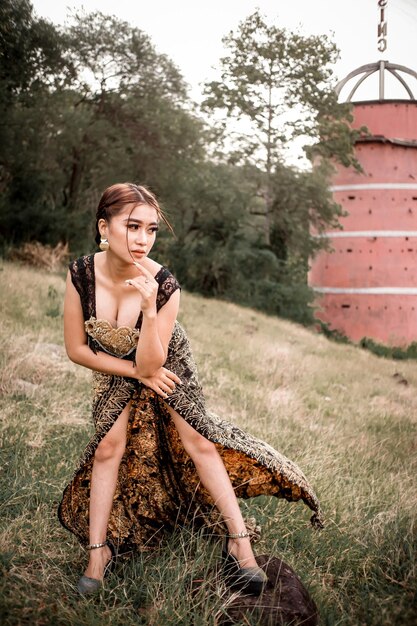 Photo portrait of woman sitting on field