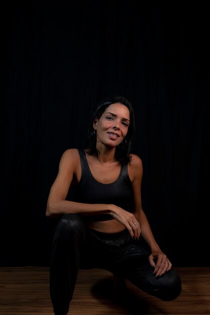 검은 바탕 에 바닥 에 앉아 있는 여자 의 초상화 살바도르 바야 브라질