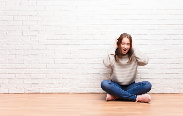 Photo portrait of a woman sitting on a floor