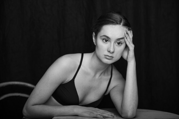 Photo portrait of woman sitting at home