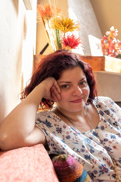 Photo portrait of woman sitting at home