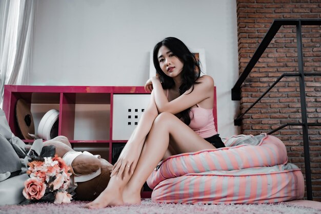 Photo portrait of woman sitting at home