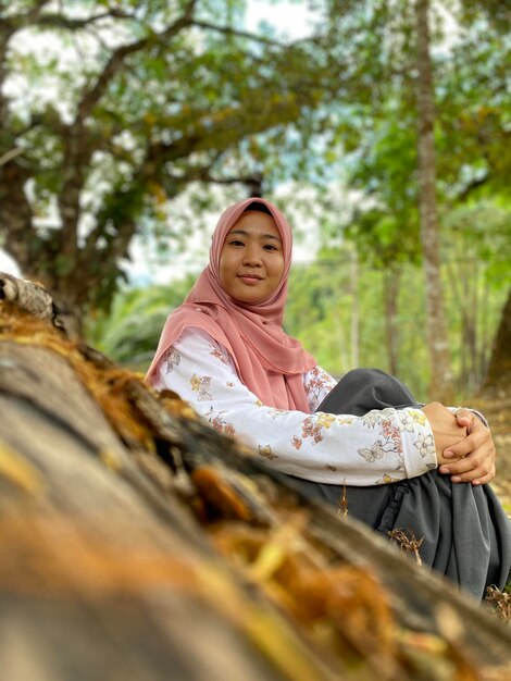 Photo portrait of woman sitting outdoors