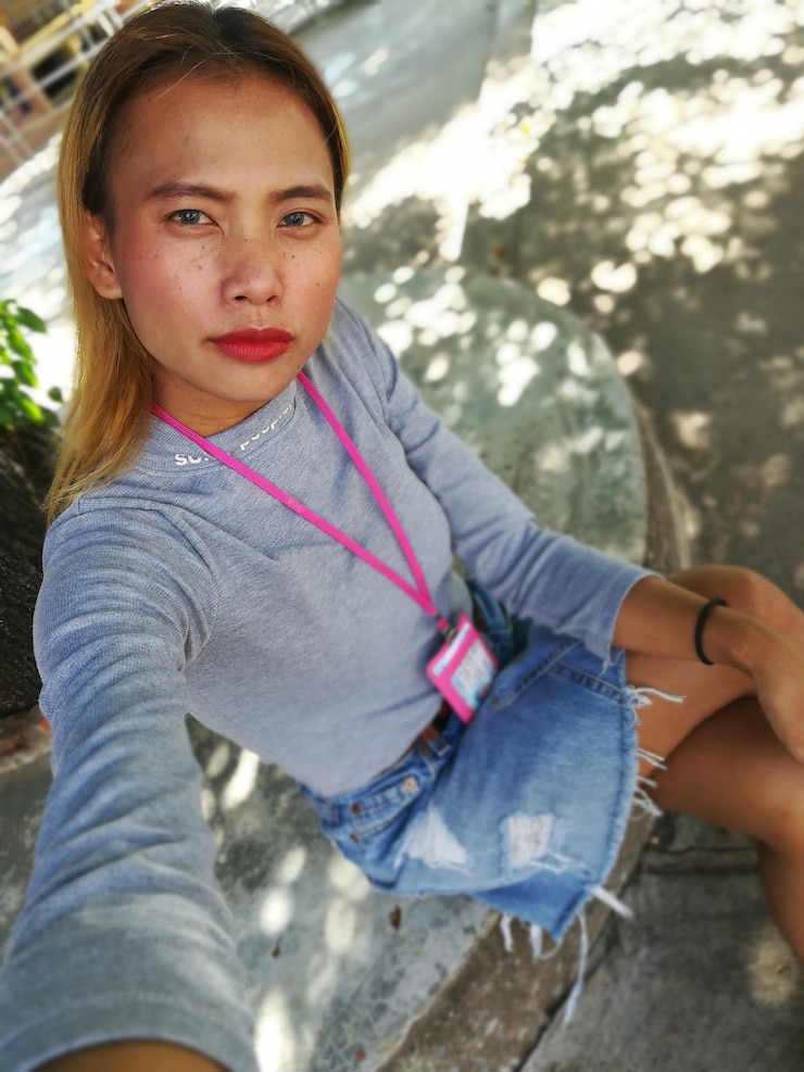 Photo 外に座っている女性の肖像画