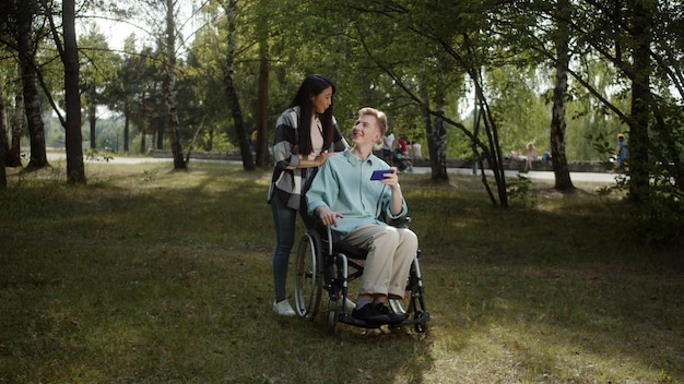 Foto ritratto di una donna seduta in un parco