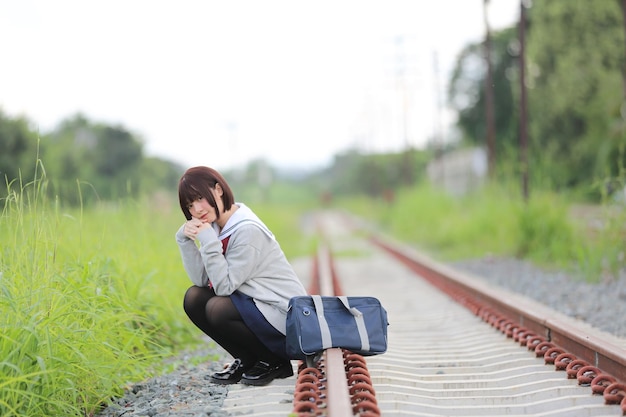 鉄道線路に座っている女性の肖像画