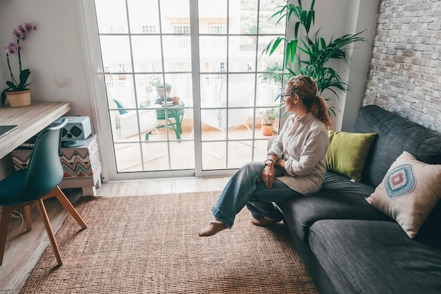 Photo portrait of woman sitting on sofa at home