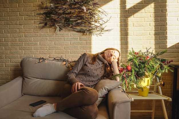 Foto ritratto di una donna seduta sul divano a casa