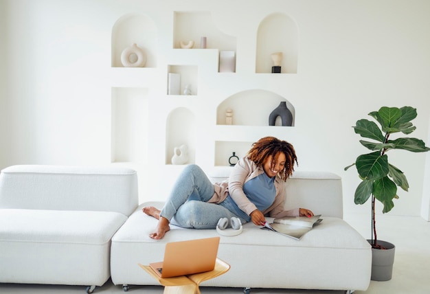 Photo portrait of woman sitting on sofa at home