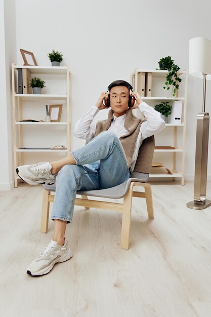 Photo portrait of woman sitting on sofa at home