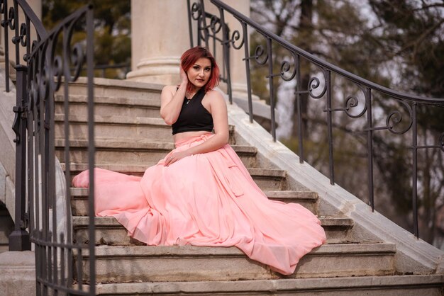 Photo portrait of woman sitting on staircase