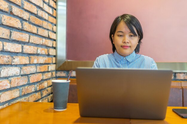 Photo portrait of woman sitting on table