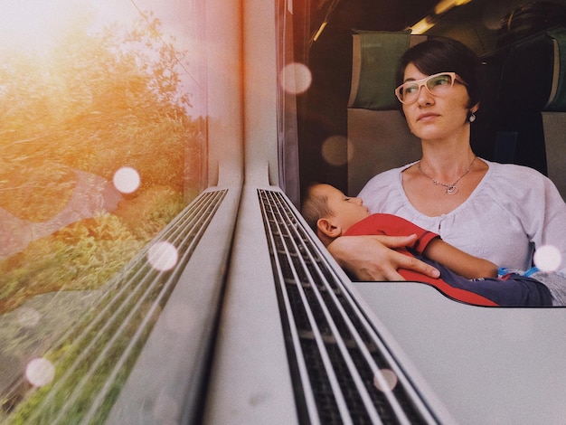 Photo portrait of woman sitting on train