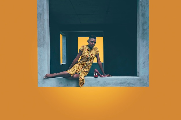 Photo portrait of woman sitting on window