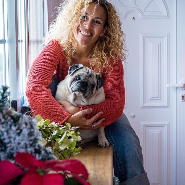 Photo portrait of woman sitting with dog at home