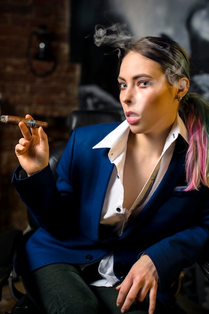 Foto ritratto di una donna che fuma un sigaro