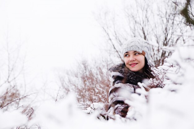 雪の茂みの中の女性の肖像画