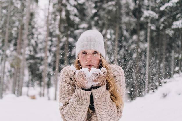 雪の中の女性の肖像画