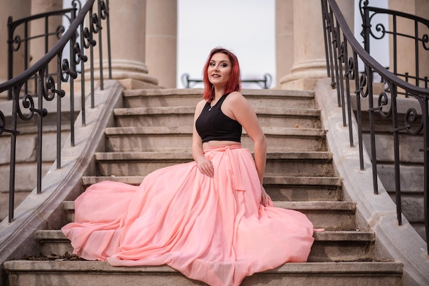 Photo portrait of woman on staircase