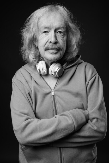 Photo portrait of woman standing against black background