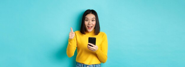 Photo portrait of woman standing against blue background