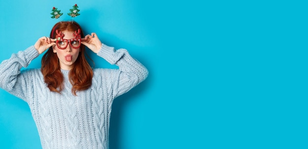 Photo portrait of woman standing against blue background