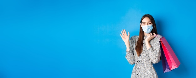 Photo portrait of woman standing against blue background