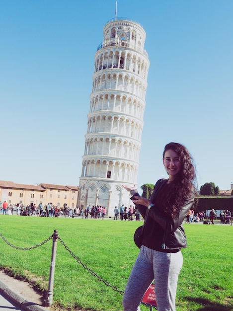 Photo portrait of woman standing against building in city