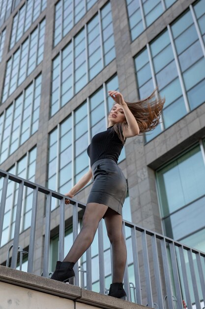 Foto ritratto di una donna in piedi contro un edificio