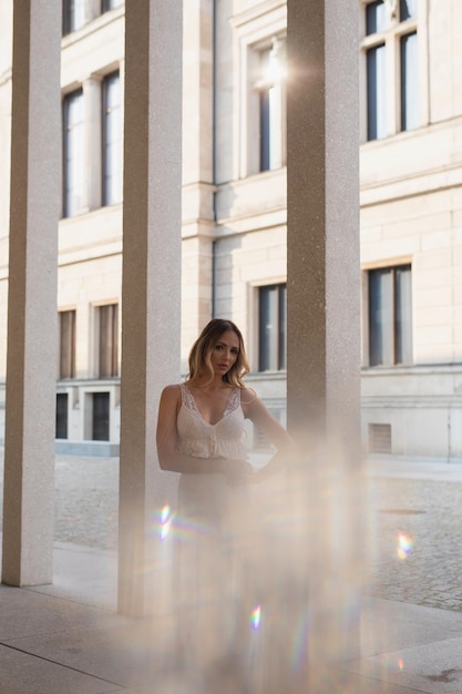 Foto ritratto di una donna in piedi contro un edificio