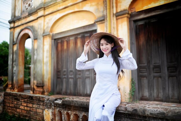 Photo portrait of woman standing against building