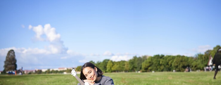 Photo 站在晴朗的天空的女人肖像