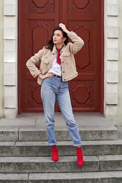 Photo portrait of woman standing against door