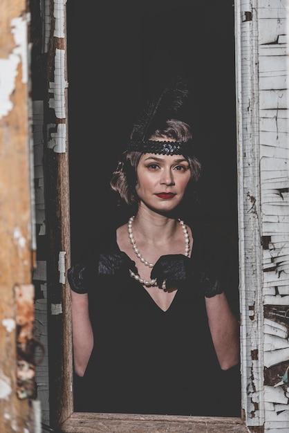 Photo portrait of woman standing against door