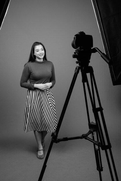 Photo portrait of woman standing against ladder