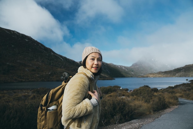 Photo portrait of woman standing against lake