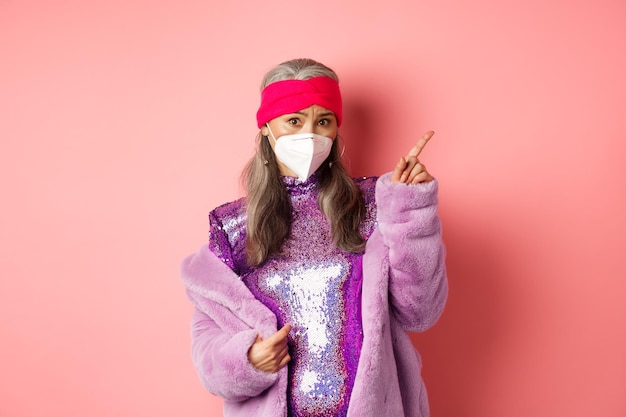 Photo portrait of woman standing against pink background