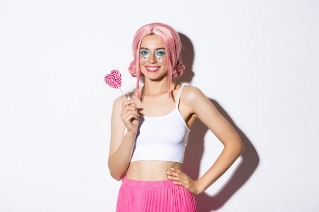 Photo portrait of woman standing against pink background