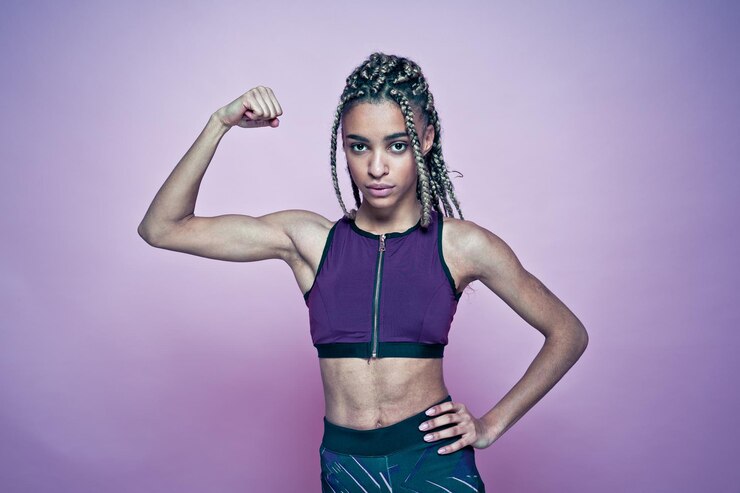 Photo portrait of woman standing against pink background
