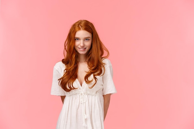 Photo portrait of woman standing against pink background