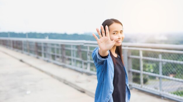 レールに寄りかかって立っている女性の肖像画