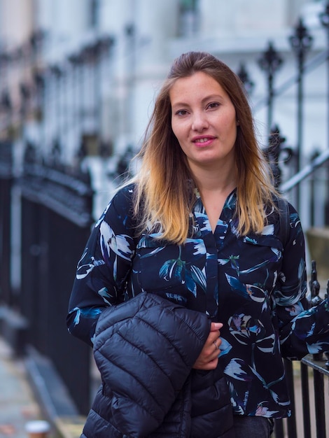 Photo portrait of woman standing against railing