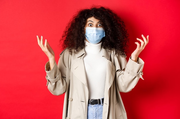 Photo portrait of woman standing against red wall