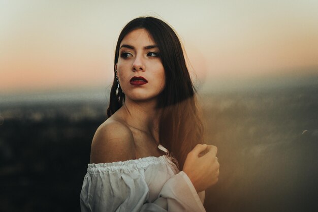 Foto ritratto di una donna in piedi contro il cielo durante il tramonto