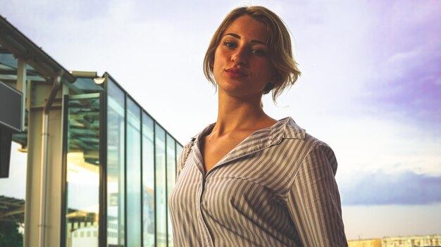 Photo portrait of woman standing against sky