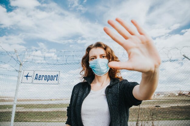 Foto ritratto di una donna in piedi contro il cielo