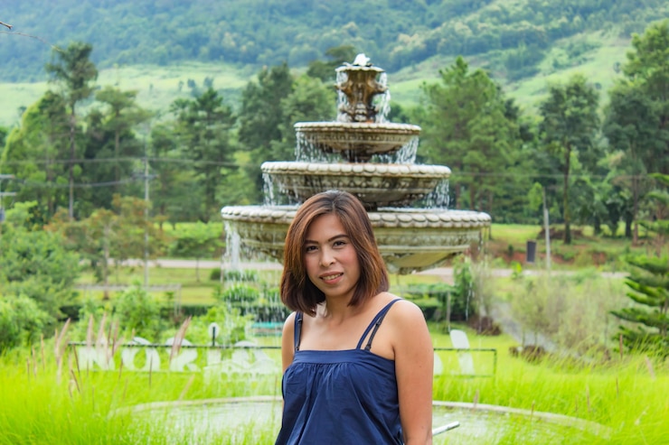 Photo portrait of woman standing against trees at park