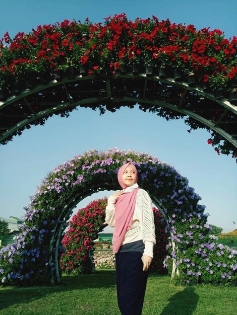 Photo portrait of woman standing against trees