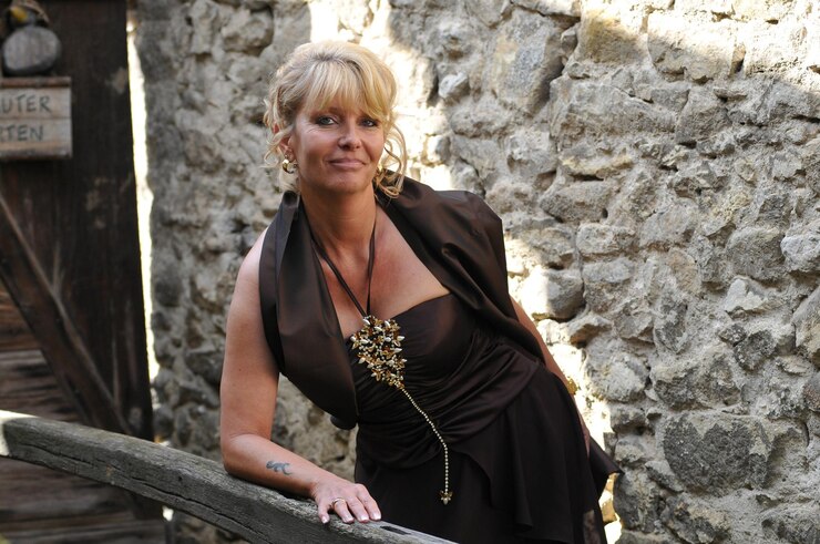 Photo portrait of woman standing against wall