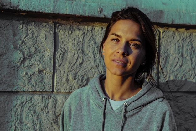 Photo portrait of woman standing against wall